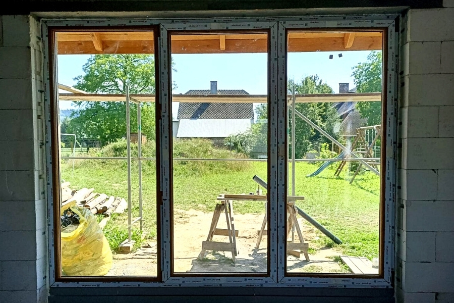 montaż okien w budynku jednorodzinnym